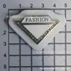 Venda Direta da Fábrica sapatos e bolsas de couro PU com strass triangular etiqueta de couro decorativa