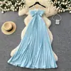 Vestido Largo Ligero Azul Claro Estilo Vacacional con Cuello Halter y Cutout para Mujer, Verano con Pliegues, Cintura Alta, Adelgazante y Elegante