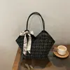 Bolsa Grande para o Dia a Dia Retrô Feminina 2026 Nova de Verão com Temperamento Bolsa de Ombro Versátil Moda Pequena Bolsa Tote Estilo Chanel