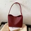 Bolsa Feminina de Axila 2026 Nova Tendência Verão High-End Nicho Luxo Leve Padrão Trançado para o Dia a Dia Bolsa de Ombro Tipo Saco