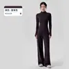Conjunto deportivo cálido y cómodo para mujer, con un diseño ajustado que estiliza la figura, perfecto para fitness y yoga, con un tacto lujoso