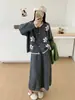 Nuevo Conjunto de Dos Piezas para Mujer Otoño/Invierno 2026: Cárdigan de Punto Dulce con Bordado Grueso de Flores Tridimensionales y Falda de Punto