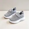 Tênis Versátil de Malha Flyknit Infantil 2026 Primavera Outono Novo Estilo Crianças Médias e Grandes Alunos Tênis Esportivo Meninos Meninas Bebês Calçados Individuais
