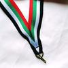 Fabricantes fonte vermelho, branco e azul cor sólida cor brilhante gancho de triângulo completo fita medalha cinto de suspensão