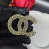 Broche de Moda con Letra Doble C Incrustaciones de Diamantes Perla Estilo Chanel Unisex Pin de Moda para Chaqueta