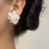 Pendientes de plata S925 con diseño avanzado de pétalos de flores tridimensionales de perla simple de Corea del Sur para niña elegante y fresca