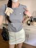 Camiseta Gris de Encaje con Hombro Derecho Descubierto y Manga Corta para Mujer Verano 2025 Nuevo Top Corto con Lazo y Cintura Plisada