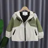 Ropa de Abrigo Unisex para Niños de Primavera y Otoño, Rompevientos con Capucha de Colorido Bloque de Color y Letras, Estilo Coreano de Moda, Personalidad Infantil Elegante