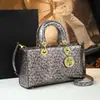 Bolsa de Mão Popular com Padrão de Avestruz Colorido Couro Genuíno Feminino Versátil Moda de Alto Padrão Bolsa Transversal Estilo Horizontal Bolsa Princesa Diana