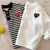 Camiseta de Manga Larga para Niños 2026 Otoño Temprano Nueva Marca Moderna para Niños Camiseta Base con Raya de Corazón para Bebés y Niños con Diseño de Media Cremallera