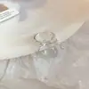 Serenidad de Té Blanco, Anillo Abierto Irregular de Perla Tejido Plegado, Anillo de Dedo Índice de Lujo Ligero de Gama Alta, Accesorio de Mano de Moda