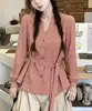 Elegante camisa de cuadros rojos de manga larga para mujer, nuevo estilo otoño 2026, top de alta gama con cinturón para ceñir la cintura que disimula el abdomen