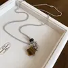 Collar de Piedra Ojo de Tigre Melard: Una pieza lujosa y sofisticada, perfecta para usar en capas con suéteres en otoño e invierno. Un accesorio versátil y moderno, disponible para venta al por mayor
