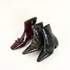 Botas de Cano Curto Retro com Salto Grosso Femininas 2026 Outono Inverno Bico Quadrado Estilo Britânico Botas Chelsea Zíper Lateral Emagrecedoras Botas Individuais Femininas