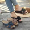 Sandalias florales transfronterizas de talla grande, en stock ahora, nuevos estilos de verano, moda europea y americana, adecuadas para usar al aire libre, con tacón de cuña y suela gruesa, diseño casual de boca de pez