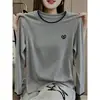Elegante camiseta de algodón puro de manga larga con cuello redondo, estilo dos piezas falso, para mujer, top gris oscuro moderno y versátil, nuevo modelo otoño 2026