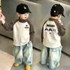 Blusa Plush Masculina Gola Meia-Alta Blocos de Cor Outono/Inverno Manga Longa Infantil Estilo Novo Quente para Crianças Médias/Grandes Raglan Versátil
