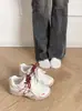 Tênis de treino clássico alemão feminino com aumento interno de altura e solas grossas, tênis esportivos casuais novos da primavera de 2026, tênis branco estilo "dad shoes"