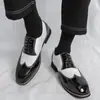 Sapatos Masculinos Brogue em Couro Esculpido, Estilo Britânico Retro Casual para Primavera e Outono, Tamanho Grande Bico Fino Sapatos de Casamento que Aumentam a Altura