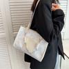 Bolsa de Moda Personalizada Feminina Nova de Verão Grande Capacidade Bolsa de Ombro com Corrente de Pérolas Design de Nicho Bolsa de Axila Alta Qualidade