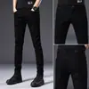 Nuevos jeans de mezclilla elástica de otoño para hombre, corte slim, pantalones largos de seda helada nuevos de otoño 2026 de Guangzhou Xintang