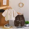 Traje de Manga Corta con Cuello Redondo de Dibujos Animados para Niño Guapo 2026 Nuevo Estilo Traje de Manga Corta para Niños con Dos Pingüinos Cuello Redondo Moderno