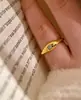 Nuevo anillo retro de estrella de ocho puntas en dorado con piedras brillantes, un diseño de nicho para mujer, que ofrece un toque de lujo y versatilidad, y que irradia una estética de alta gama.