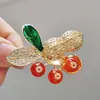 Nuevo broche de aleación para mujer, moderno y de alta gama, pin de lujo nicho para abrigos y trajes, simple y elegante, broche versátil