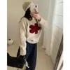 Ins Estilo K de Reducción de Edad Otoño e Invierno 2025 Nuevo Diseño Interesante Tejido de Punto de Flores Blanqueador Tejido Perezoso
