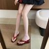 Chanclas de tiras populares y modernas para mujer, sandalias de playa de alta gama con suela gruesa para combinar con vestidos, nuevo estilo verano 2025