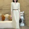 Vestido de tricô elegante com decote em V e cinto para mulheres, novo vestido longo de outono e inverno acima do joelho, modelagem solta, que valoriza a silhueta, vestido base de suéter