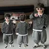 Conjunto de Dos Piezas para Niños Otoño: Sudadera Rayada Negra y Blanca con Cuello en V y Pantalones de Chándal Grises - Nuevo Otoño 2026 Ropa Infantil de Comercio Exterior
