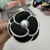 Broche de Camelia de Estilo Coreano de 7.5 cm con Bloques de Color, Diseño de Lujo Ligero de Alta Gama, Broche de Flor de Tela de Nicho