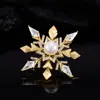 Broche de Copo de Nieve Cepillado Retro de Lujo Ligero para Mujer, Zirconita Exquisita Microincrustada, Perla de Agua Dulce Natural, Accesorio de Moda de Alta Gama
