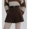 Shorts de lana plisados marrones para mujer, nuevo estilo otoño e invierno 2026, falda-pantalón casual de cintura alta línea A pierna ancha para uso al aire libre