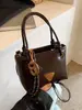 Nuevo Bolso Pequeño Retro de Alta Gama para Mujer Otoño e Invierno 2025, Nuevo Bolso Cruzado Versátil, Bolso Cubo de Mano Súper Popular