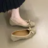Primer Encuentro con los Zapatos de Tacón Bajo Retro Estilo Francés para Otoño e Invierno 2025: Zapatos Mary Jane Elegantes de Tacón Alto con Boca Baja de Camelia para el Trabajo