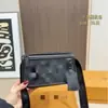 Nova Bolsa Quadrada Pequena Masculina 2025 com Padrão Vintage, Versátil para o Dia a Dia, Bolsa de Ombro de Grande Capacidade, Bolsa Transversal, Atacado e Dropshipping