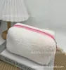 Bolsa de Maquiagem Popular de Pelúcia Transfronteiriça, Bolsa Portátil de Armazenamento de Lã de Cordeiro Colorida Macaron, Amazon Temu