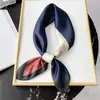 Bufanda de seda con cadena de moda para mujer, primavera y verano, pequeña, combinable, de seda, sencilla, a cuadros, con decoración a juego.