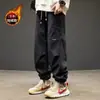 Calças de trabalho masculinas para outono e inverno, forradas com fleece, marca moderna estilo americano, calças jogger de corte solto, calças compridas casuais masculinas estilo japonês para o outono