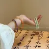 Pulseira de Vidro Imitando Jade com Sino, Estilo Antigo com Rosa Espinhosa, a Mesma Pulseira Usada Pela Melhor Amiga do Little Red Book