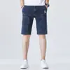 Shorts Jeans Americano Retro Azul Versátil de Verão 2026 para Homens, Cintura Alta, Corte Reto Largo, Cinco Bolsos