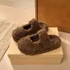 Chinelos peludos simples e versáteis de sola reta para mulheres, coleção de inverno 2026, confortáveis para usar com vestidos, leves, bico redondo, modernos e adequados para usar ao ar livre