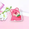Broche de urso de morango macio e fofo estilo cartoon ins, distintivo de prêmio estudantil, acessório pingente de bolsa, patch fofo e divertido