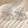 Pendientes de moda transfronterizos únicos con diseño calado de gran crisantemo exagerado, elegantes y de lujo ligero para ir al trabajo, pendientes de botón de flor plisada de seis pétalos para mujer