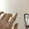 Anel Minimalista Geométrico de Pérola para Mulheres, Nicho de Luxo Leve com Sensação de Alta Qualidade, Design Irregular Oco em Cruz, Exquisito