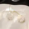 Pendientes de Flor de Concha Blanca Suave Aguja de Plata Ultra-Hada, Pendientes Largos de Borla de Diseñador con Pedrería y Diseño de Flor Tridimensional para Mujer