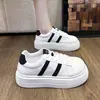 Zapatos Blancos de Suela Gruesa para Aumentar la Altura para Mujer 2026 Nuevas Llegadas de Primavera para Personas Bajas Zapatos de Skate Zapatos de Plataforma Deportivos Versátiles Zapatos de Panadería Tendencia
