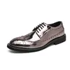 Zapatos de cuero de talla grande transfronterizos, talla 46, zapatos de cuero retro para hombre, zapatos brogue de punta fina de talla grande, zapatos para hombre con patrones en relieve, zapatos de cuero dorado brillante